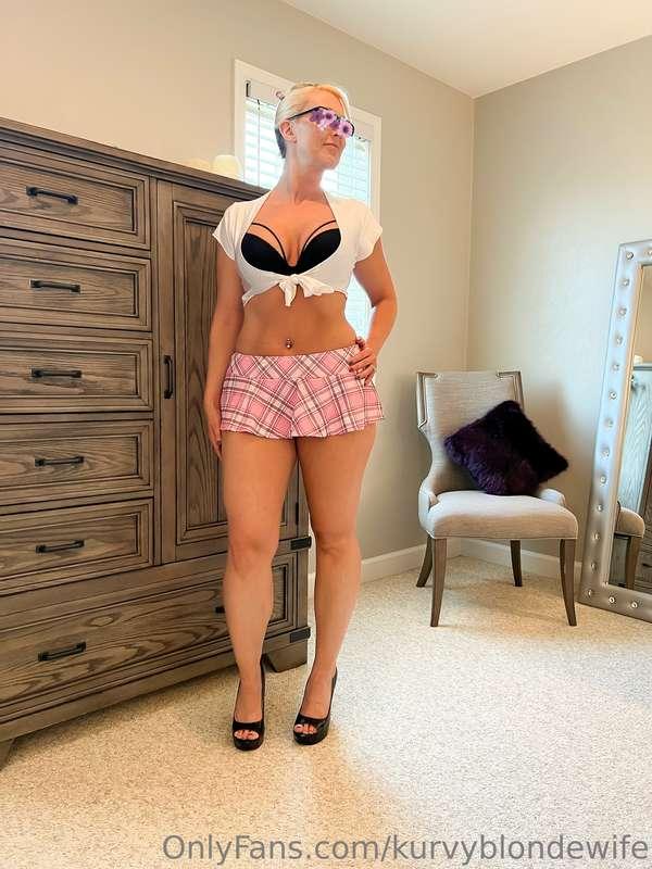 kurvyblondewife image #4