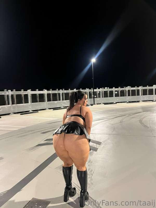 Baddie with a big booty 🍑