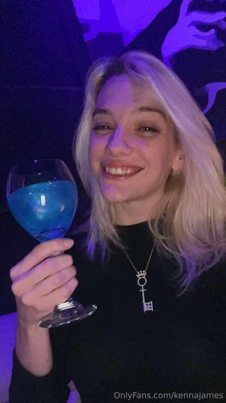 Who wants to buy me a drink? 💋