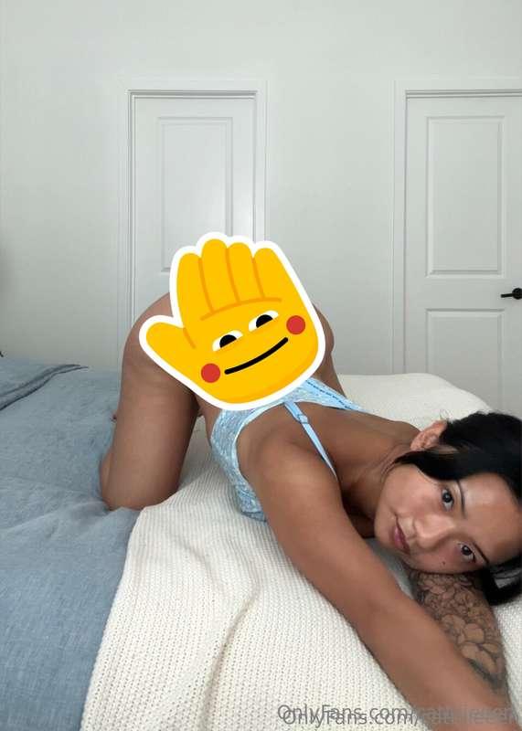 Midweek = mid-thighs spread for daddy 😈💋 Happy Hump Day!! co..