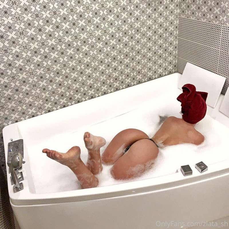 Love to take bubble bath!!!😏 Would you rub my back?😜 DM me a..
