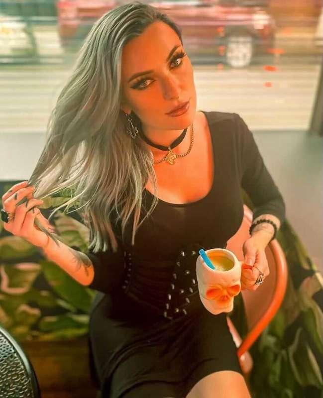 What is your favorite kind of bar? Super babe @itstorro is a..