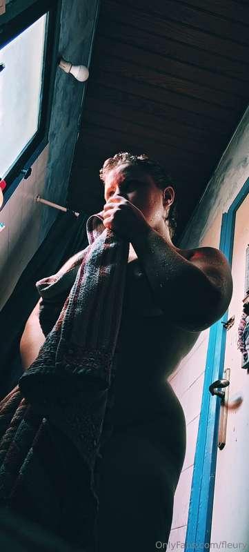 J'ai fait des photos de DINGUE pendant et après ma douche , ..