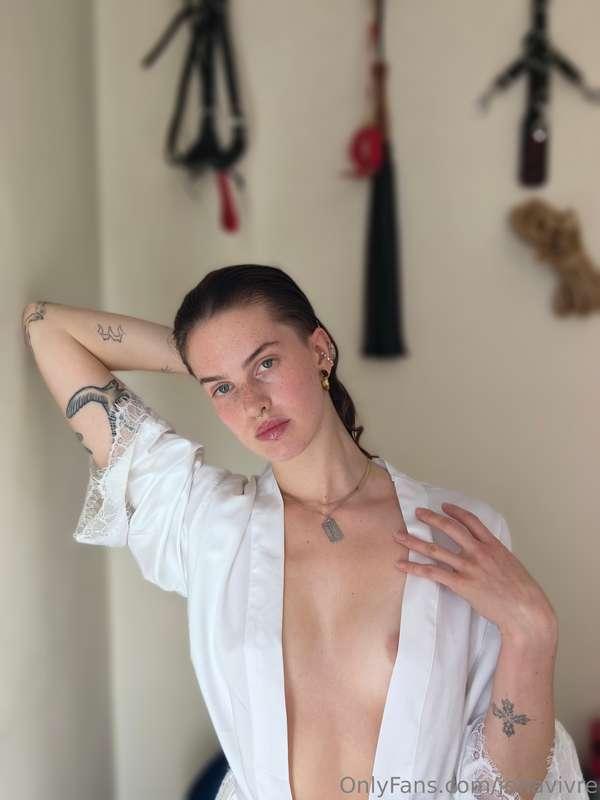 A little peak and a lot of tease 😈