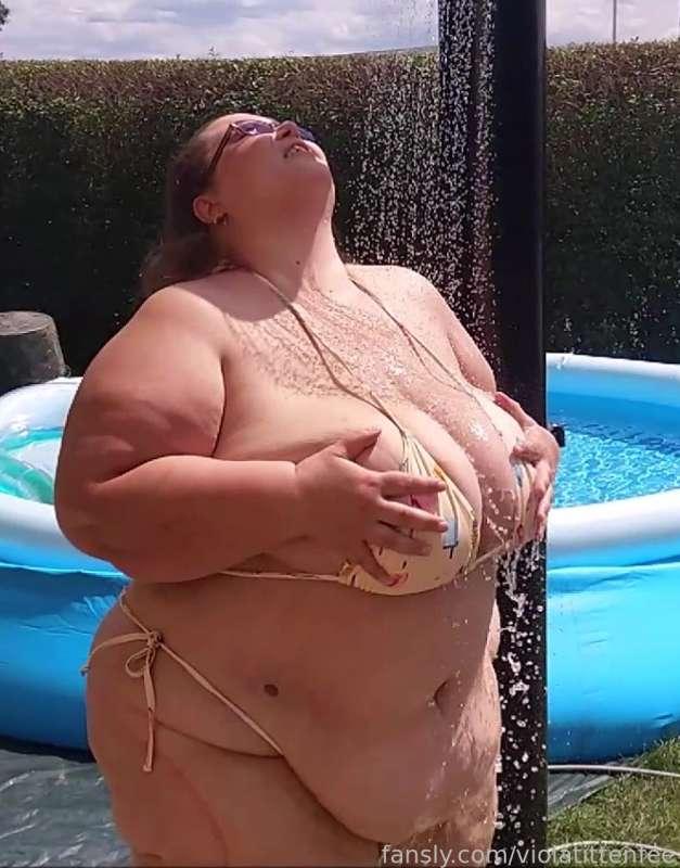 slomo SSBBW tiny bikini shower
Watch how hot it looks when the water runs over my sexy fat body in slow motion! That makes me wet in more than one way! ;-)