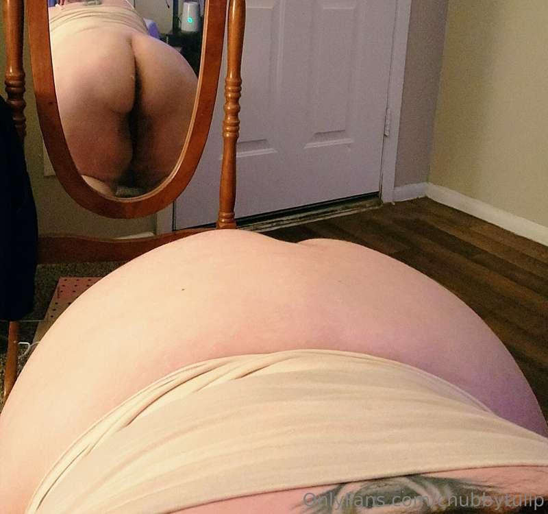Couple of booty pix 😋