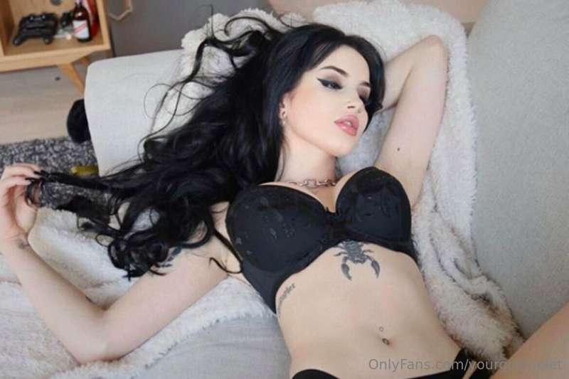 Sweet dreams, or a beautiful nightmare? Tell me in the comme..