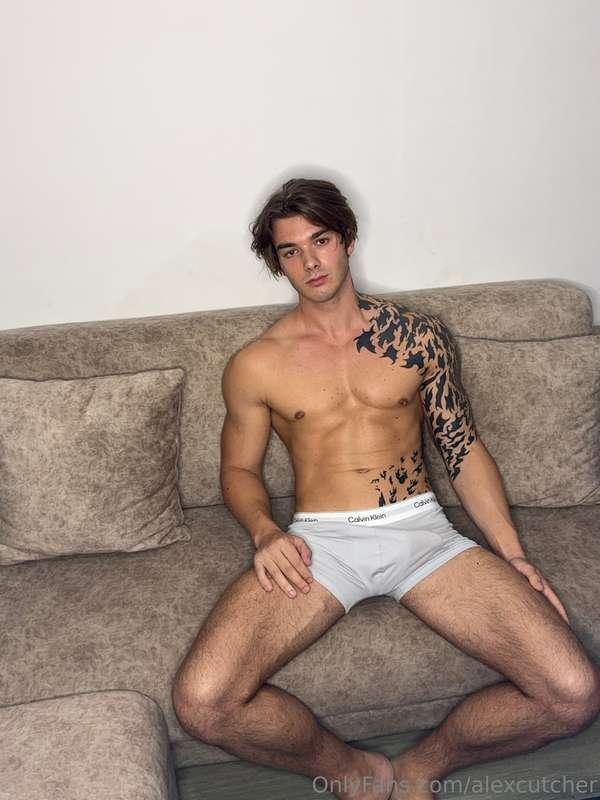 Just me, this couch, and a bulge that won’t quit 🍆🔥You’ve ta..