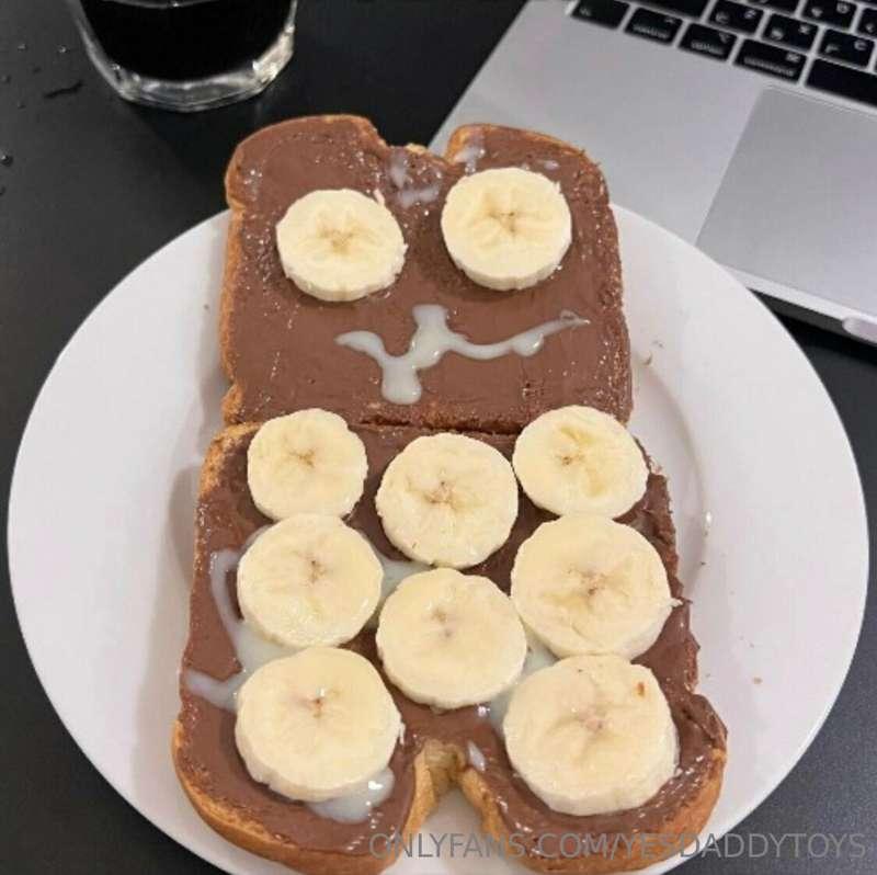 Breakfast is served ☀️ Which one of you gets to eat this? 😈💧