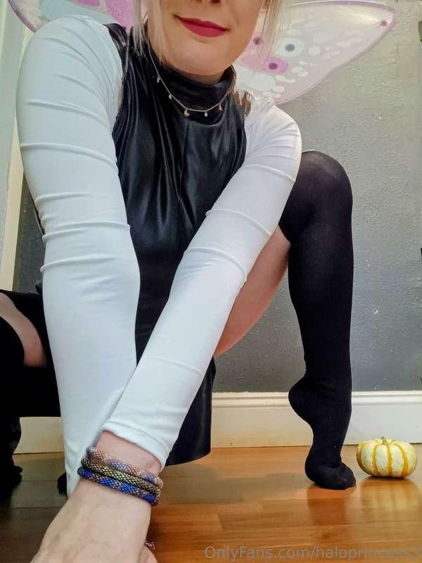 "My page includes ⬇️

SEXTING 📱
CUSTOM PICS & VIDEOS 🎥
VOICE..