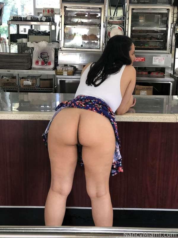 Do you mind that I flash you while we wait on our order? #fyp #nsfw #nancymiami #public #outdoor #ass #butt #booty #flash #bigass #bigbutt #bigbooty #thick #thicc #latina #brunette 