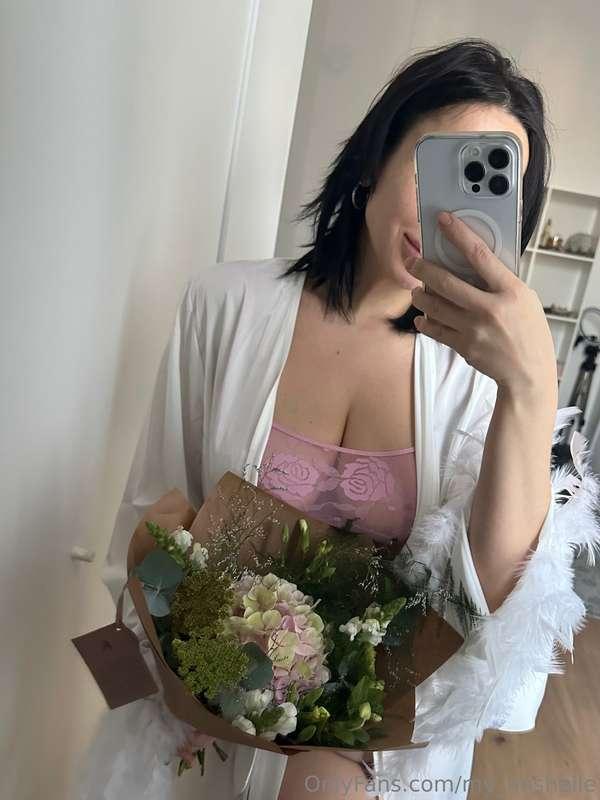 The color of the hydrangea matched the color of my bra🫦💕💕💕💕