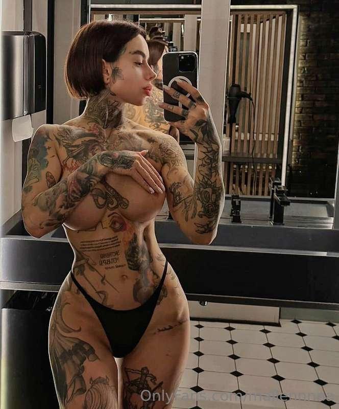 @stephs_always_wet LUXURY SPORTS MODEL play with her pussy a..