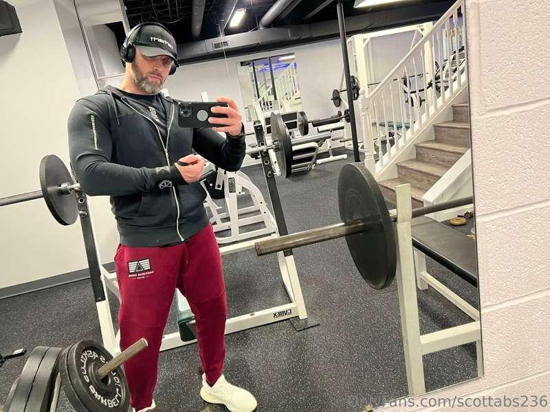 Gym therapy 😈💪🏻
( Check your DM’s )