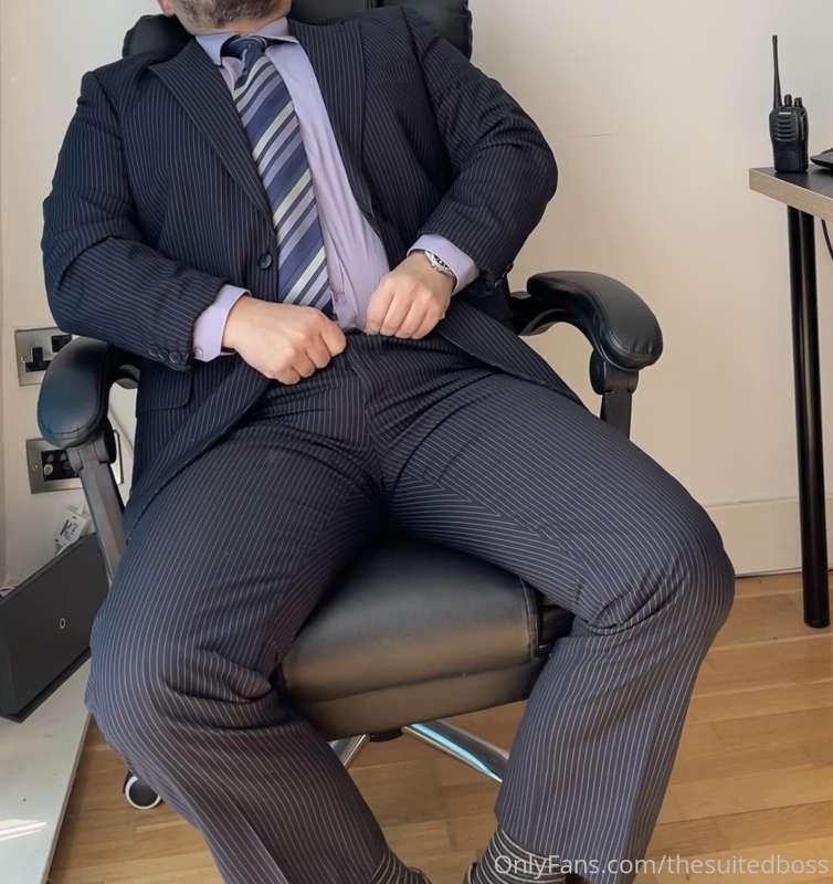 Couldn’t focus on work, had to play with my bulge during an ..