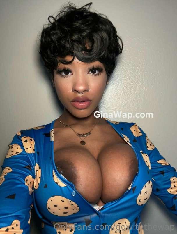 Rate my juicy milkers 👅!