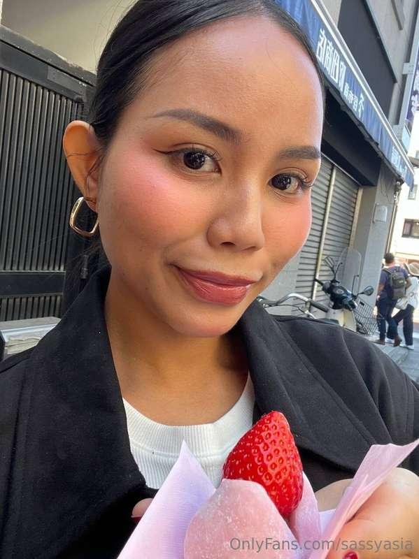 who else loves strawberries? 🍓🍰