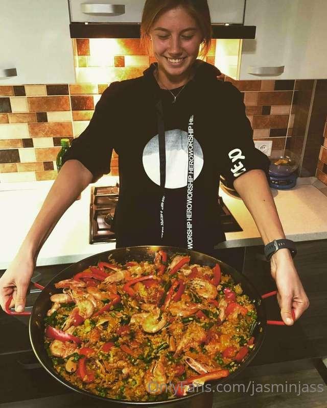 Is it important for a girl to know how to cook? I think yess..