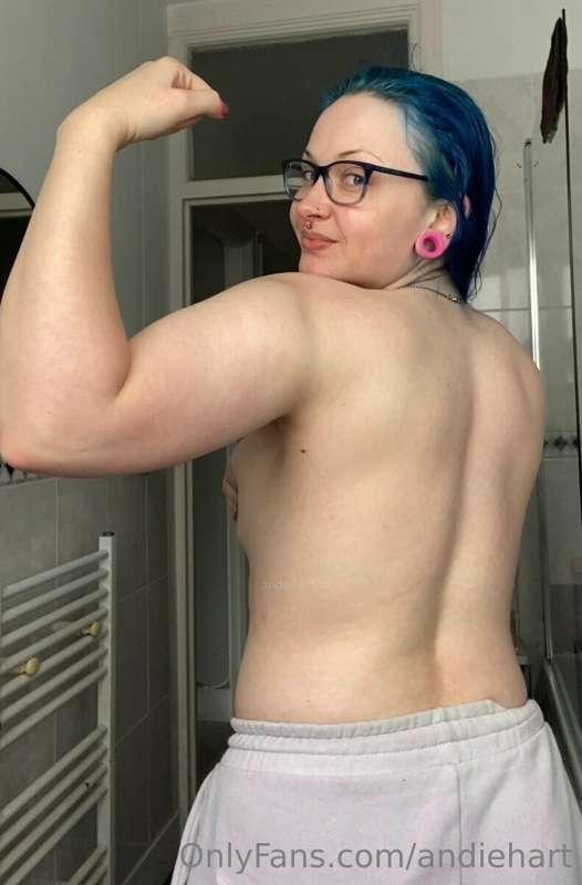 muscle mommy pending… 😳💪🏻