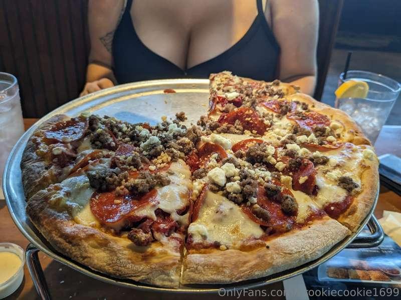 POV: you're on a pizza date with me, the girl that you FINAL..