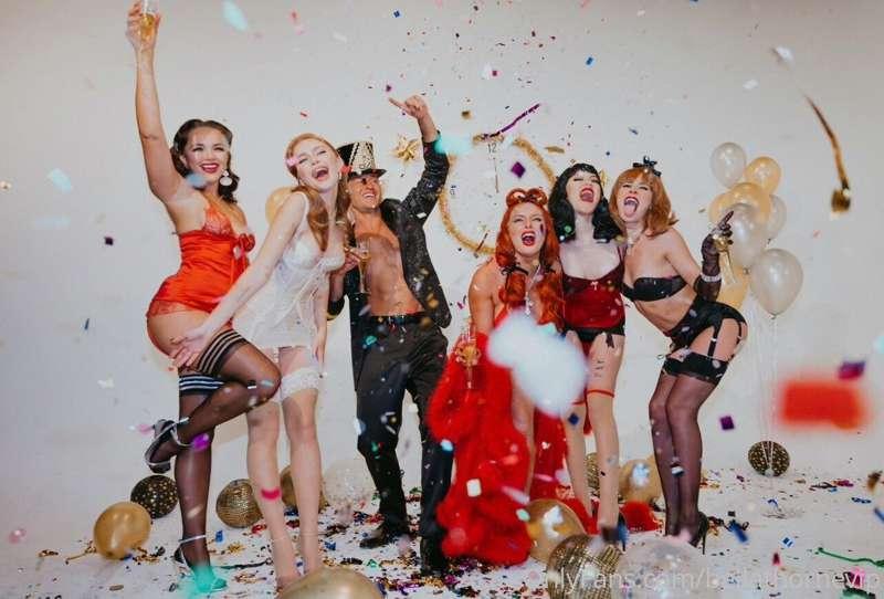 Happy New Years from my squad to yours 
@oanagregory @renata..