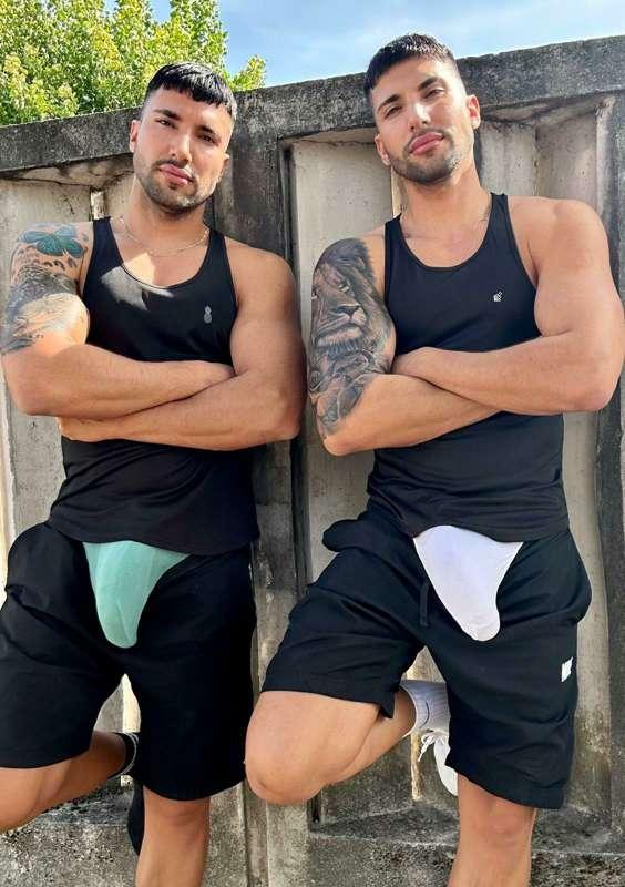 Awww these 2  XXL T W I N S 
so HOT 🔥🔥😈😈!!!

I’ve just disco..