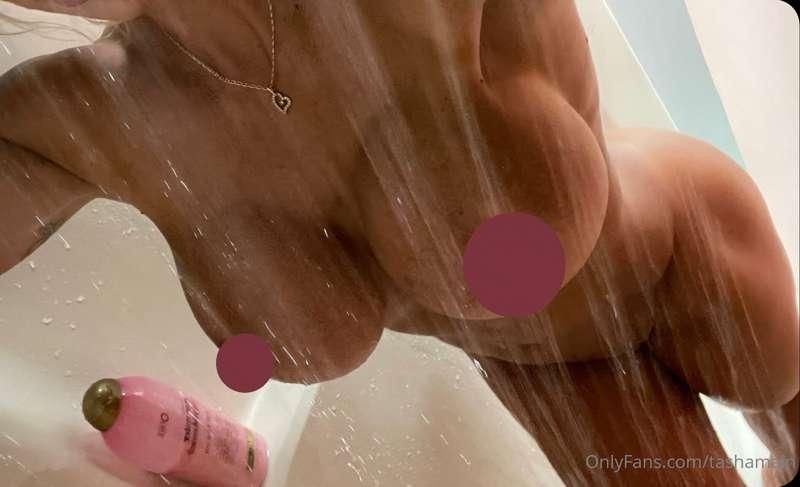 Rinsing off that morning grind🚿 with a little boobie bounce