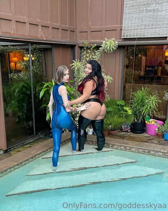Lesbian latex fetish in the pool with @mistressrogue 💋 more ..