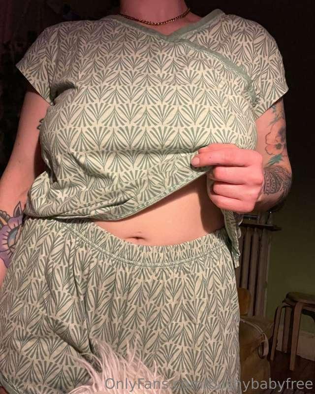 nip slip before bed! do u like my matching pj set? 😋 
*unloc..