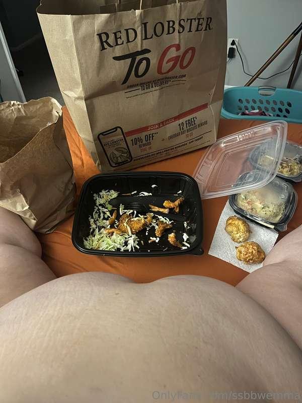 Bed feast 🤤🤤 I accidentally ate 90% of it before taking this..