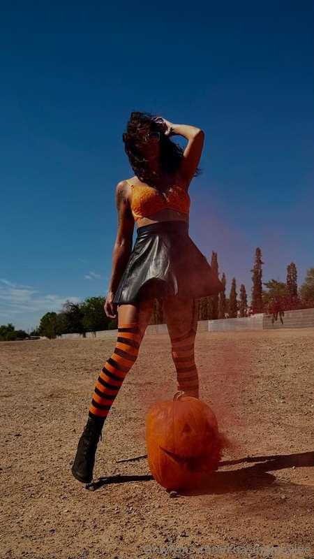 I had so much fun taking these smoking jack-o’-lantern pictu..