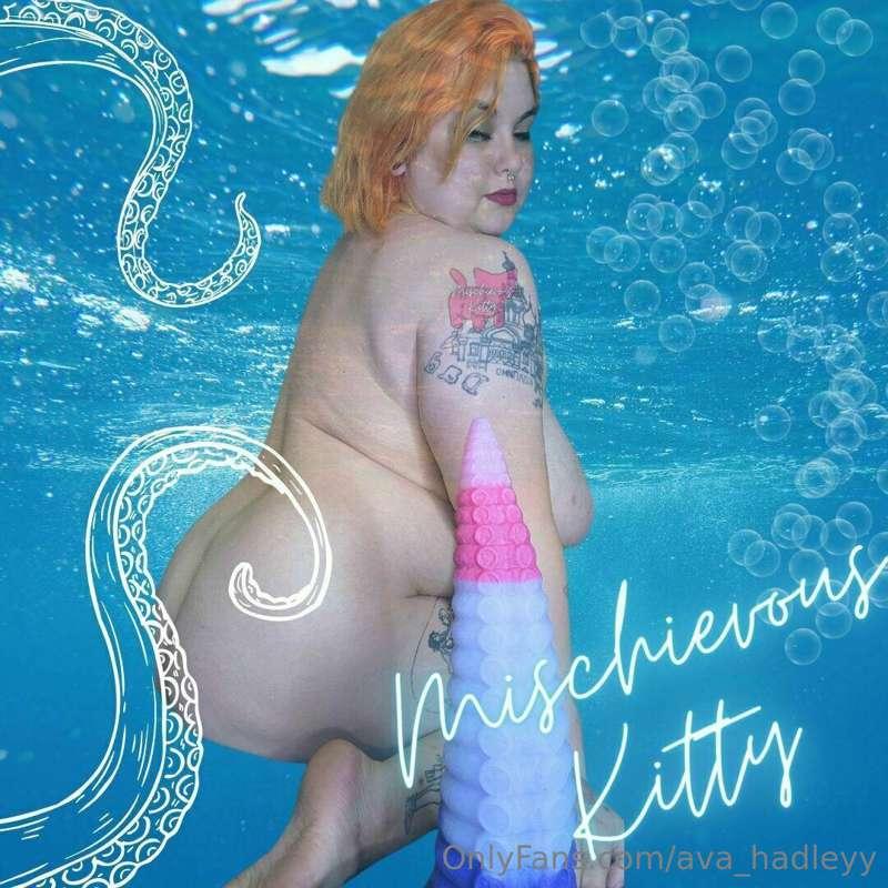 Get you a girl who looks at you the way @freemischievouskitt..