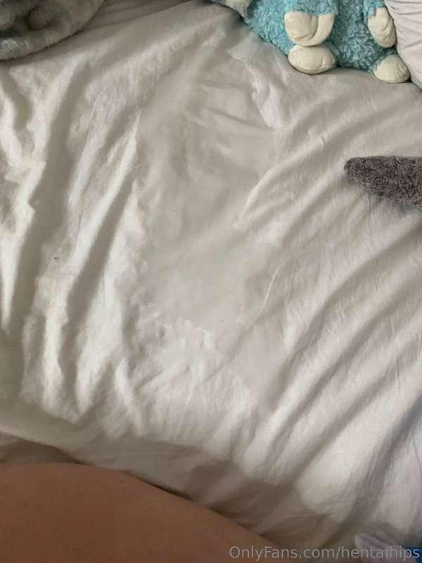 i squirted all over my bed 🥺💦💦💦