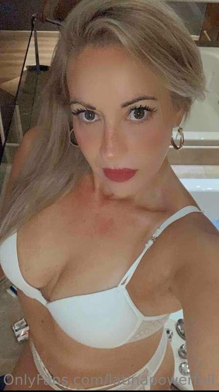 🌼        @foxymom77          🌼
🥵 Im a mom but im horny too 🥵..
