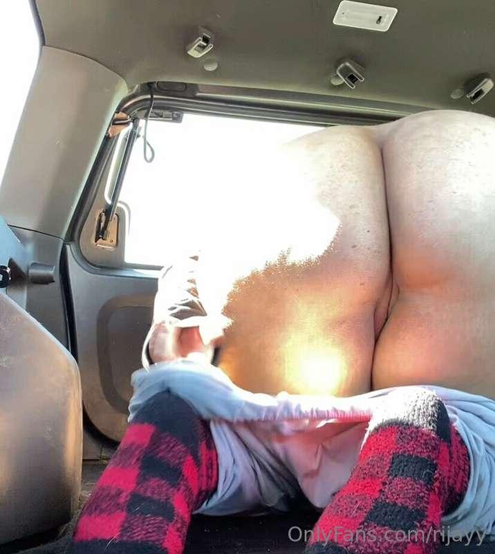 Just pulled my pants down for you 😘 now you gotta fuck me