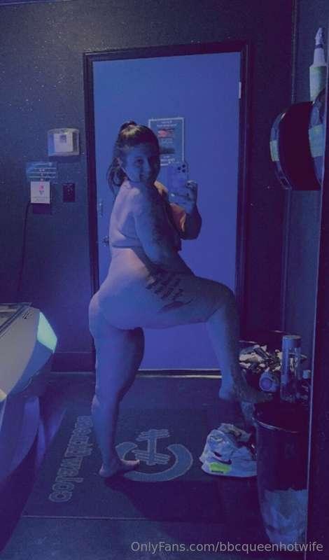 I’m up early getting in the gym and some tanning ❤️ Happy Hu..