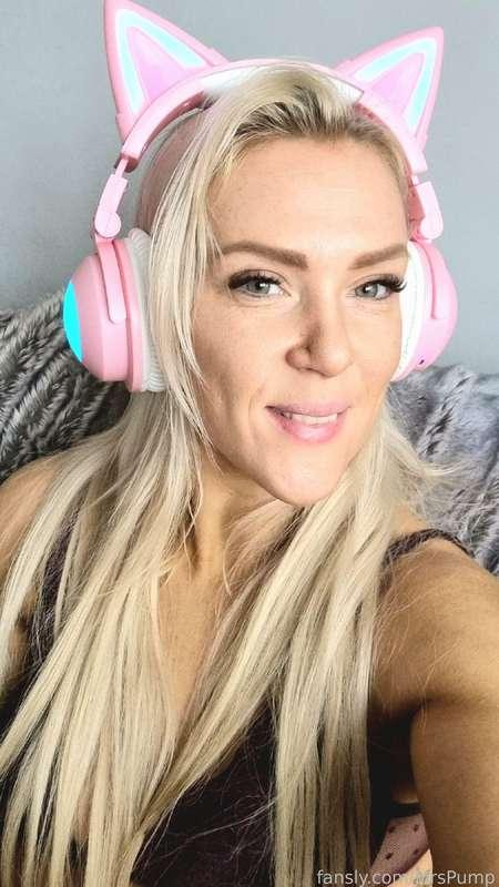Secret gamer....I wouldn't class myself as gamer 'girl' but maybe gamer milf 🤔 what do you think? xx
