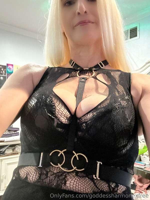 It’s October witches! 😏😈🖤