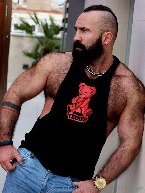 Embrace the energy 💪👅😻of @tylerrex, a sexy male fitness hunk..