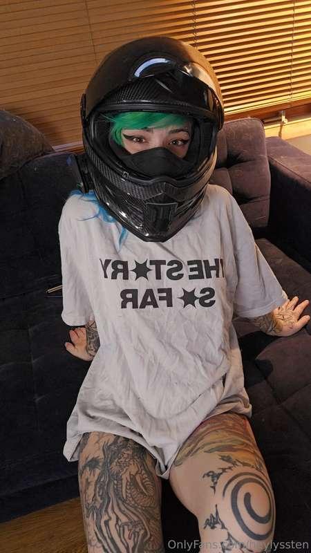 four people dm’d me and told me this is sexy so… here’s my f..