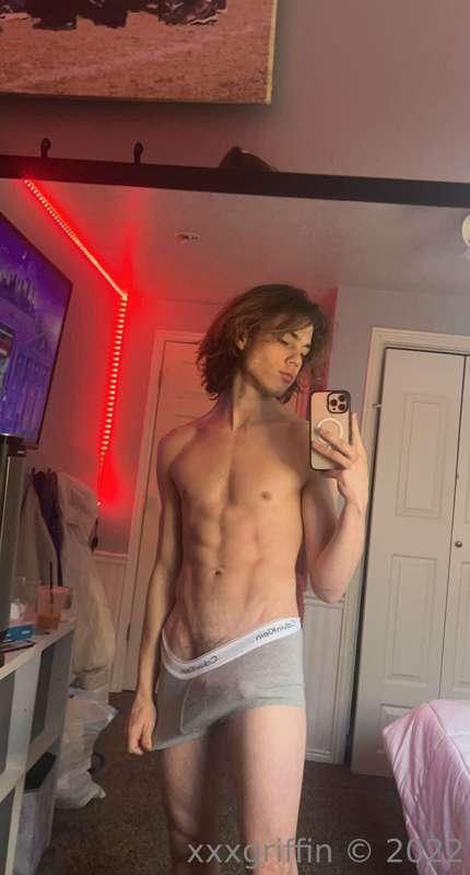 Just took some nudes 🍆🍑 message me if you want them