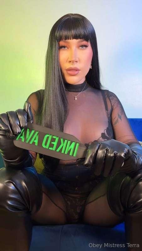 She's TRANS! 😈 She loves cucking curious men and pounding st..