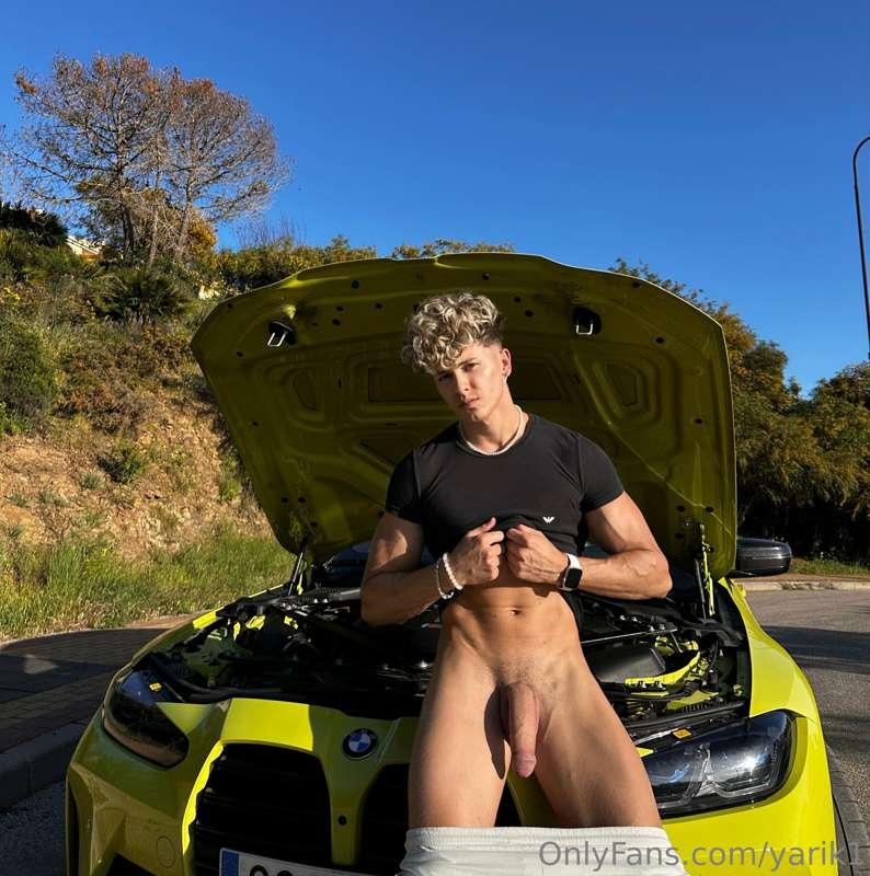 Do you want me to come fix your car? 😏🍆 
〰️
Quieres que veng..