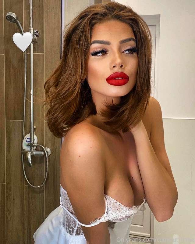 What do you prefer? With lipstick or whitout?