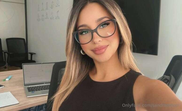 Im @arabjewelfatima, an 18 year old. Gorgeous bitch with jui..