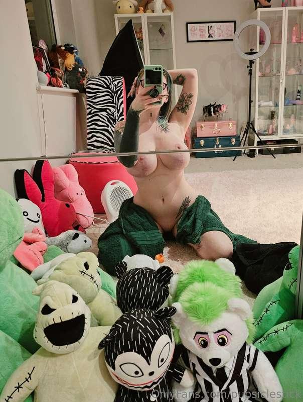 lil post shower mirror moment 🖤💚