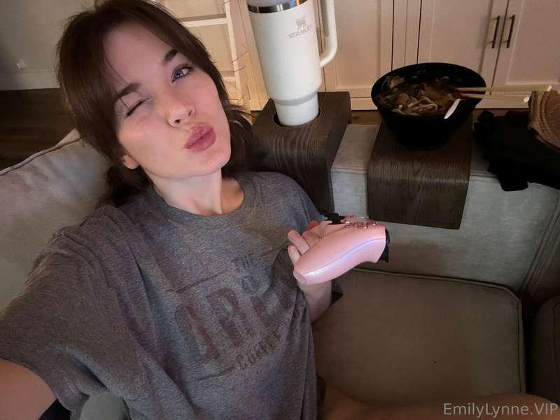 eating pho and playing fortnite.. i’m really bad but i got l..