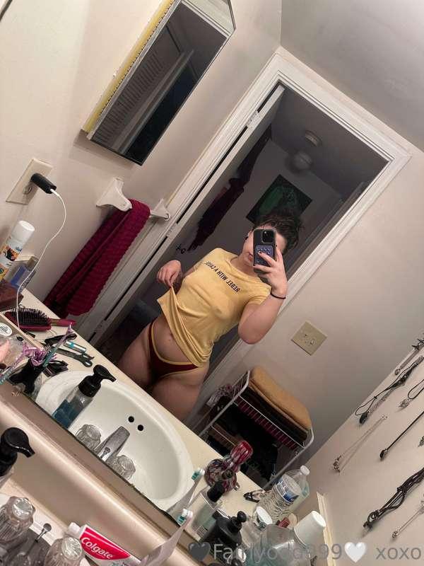 My fresh out the shower, going to make food look🤤
Would yall..
