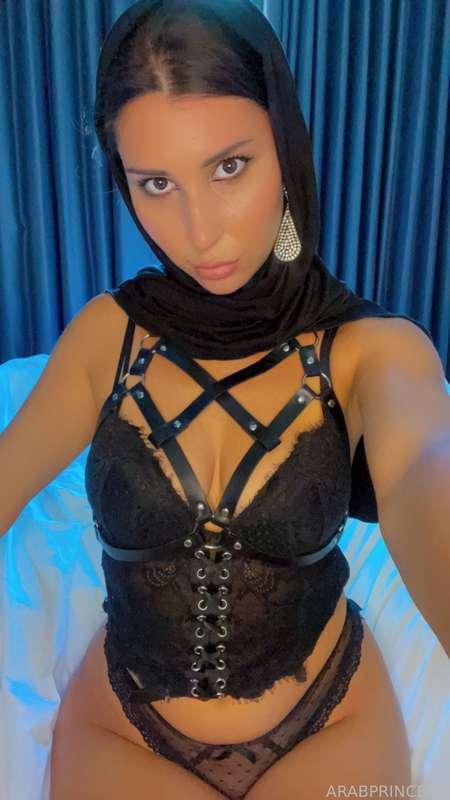 GODDESS🔥
Leather always looks so erotic…😈
#muslim #mistress #goddess #leather #bdsm #hijab 
@DSBHB 