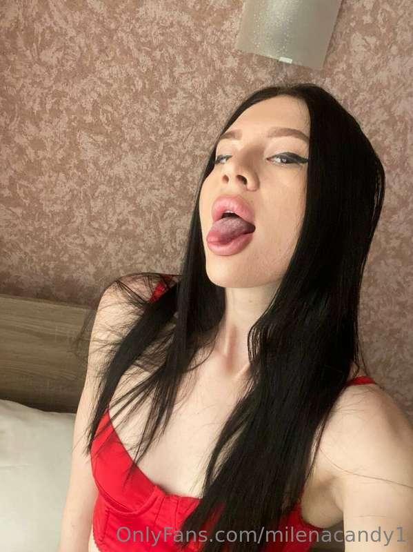 I so want to play with my clit today, rub it and let my cum ..